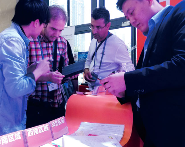 广州琶洲国际会展中心B区米兰milan工作人员与前来参观朋友交谈