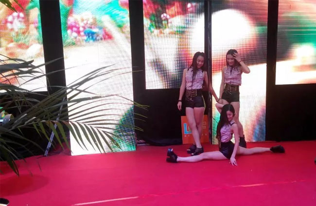 2014年中国国际光电博览会米兰milan现场美女节目