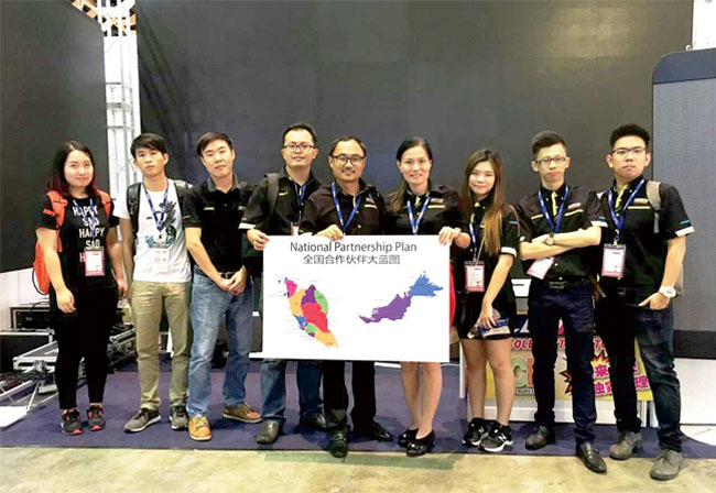 第27届马来西亚国际广告及LED展米兰milan工作人员合影