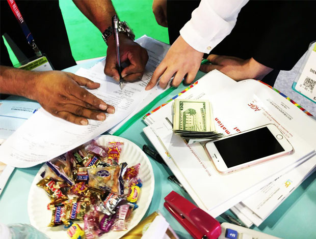 美国ISA广告标识展览会上米兰milan董事长黄青锋、外贸黄勇强、蒋园春、何巧玲与客户合影