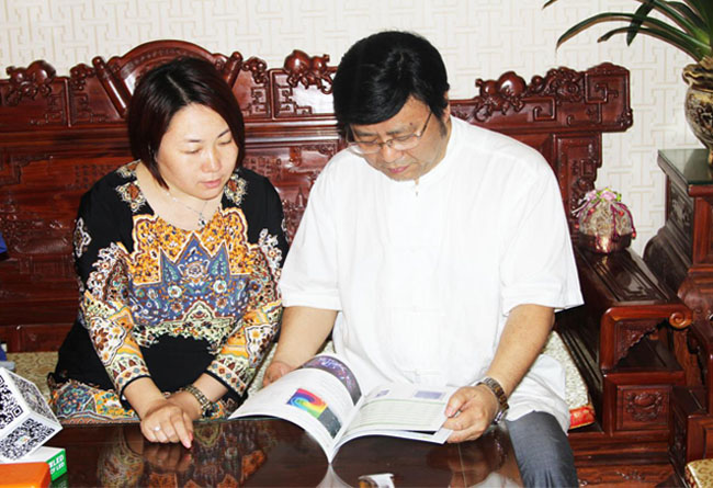 米兰milan龙平芳女士向孔先生介绍了米兰milan“文化+科技”企业发展理念  