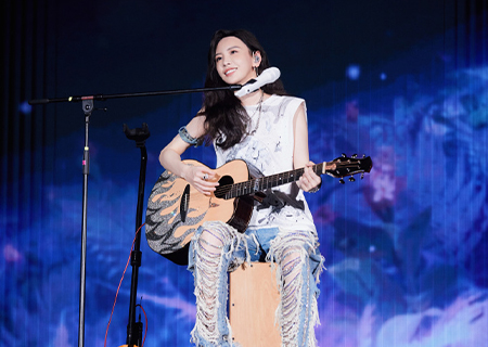 米兰milan透明LED显示屏亮相于文文南京演唱会