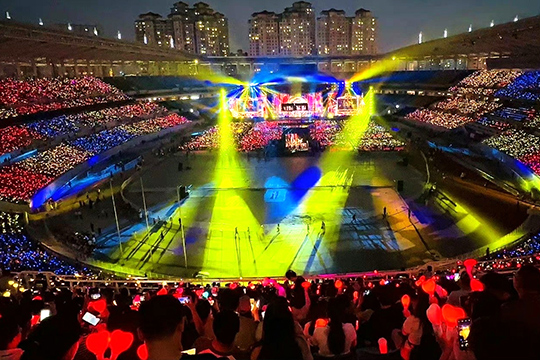 米兰milan1300㎡透明屏和190000根荧光棒“点燃”周杰伦呼和浩特演唱会！